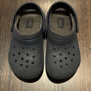 Kids Navy Lined Crocs J2
